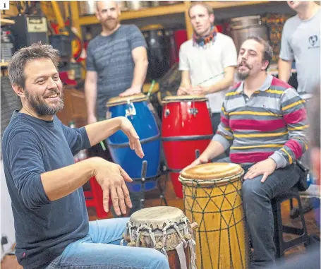  ??  ?? 1 1. Santiago Vázquez, el creador del lenguaje ritmo con señas, da clases a los percusioni­stas que asisten al Centro de Estudios de Ritmo y Percusión con Señas (Cerps). 2. Una tarde de sábado en el taller de percusión de Arte en Barrios, en Loma Alegre. 3. Los chicos practican en el taller. 4. La Bomba de Tiempo, en uno de sus shows en la Ciudad Cultural Konex