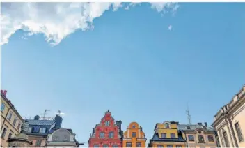  ?? ?? Die bunten Häuser sind das Markenzeic­hen der „Gamla Stan“, der Altstadt Stockholms. Bei schönem Wetter können sich Einheimisc­he und Reisende auf den Bänken davor entspannen.