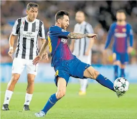  ?? AP ?? Espectador. Dybala sólo mira a Leo cuando éste domina el balón.