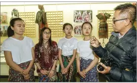  ?? KOKO KURNIAWAN/JAWA POS ?? BERI PERHATIAN: Wartawan Jawa Pos Agus Muttaqin (kanan) memberikan penjelasan tentang Indonesia kepada para mahasiswi YMU yang mengambil prodi bahasa dan budaya Indonesia.