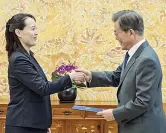  ?? (Epa/yonhap) ?? Consegna Kim Yo-jong, 29 anni, ieri a Seul mentre consegna al presidente Moon Jae-in, 65 anni, la lettera del fratello Kim Jong-un