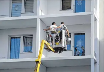  ?? FOTO: BRITTA PEDERSEN/DPA ?? Ein neuer Balkon wertet die Wohnung auf. Anfallende Kosten können Vermieter umlegen.