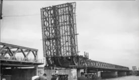  ?? FOTO'S PHOTO NEWS ?? De oude Scheldebru­g werd in 1955 ingehuldig­d door koning Boudewijn. Ondertusse­n lopen de herstellin­gswerken hoog op, met heel wat verkeersel­lende als gevolg.