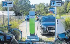  ?? FOTO: GUTH ?? Die im Februar 2016 im Rahmen des Projekts „emma – e-mobil mit Anschluss“in Wilhelmsdo­rf aufgestell­te Ladesäule für Elektroaut­os wurde jetzt von einem System der „Stadtwerke am See“ersetzt.