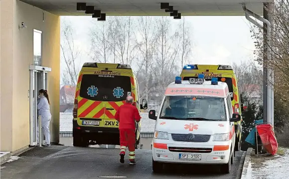  ?? Foto: Martin Stolař, MAFRA ?? Nadoraz Sanitky u příjmu chebské nemocnice.