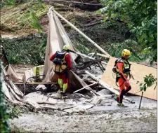  ?? (Photo AFP) ?? La violence de la crue a provoqué d’énormes dégâts aux tentes et caravanes installées sur le terrain privé du centre de vacances allemand du Planjole à Saint-Julien-de-Peyrolas.