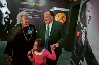  ?? DAVID GOLDMAN/ASSOCIATED PRESS/FILE ?? Ms. King is seen with her nephew Martin Luther King III and his daughter Yolanda in 2014.