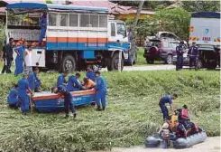  ??  ?? ANGGOTA penyelamat berusaha mengesan mangsa yang hanyut.