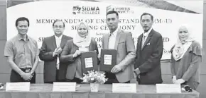  ??  ?? PERTUKARAN dokumen perjanjian MoU antara Azizah dan Azhar disaksikan oleh Dr Morni Kambrie, Azlina, Dr Sukiman dan Aliudin.