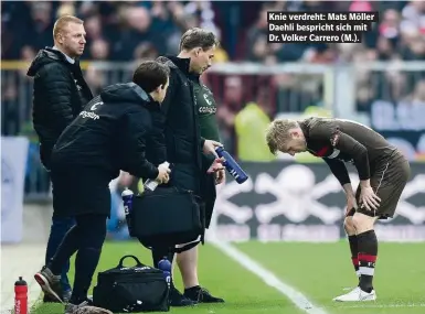  ??  ?? Knie verdreht: MAts Möller DAehli BespriCht siCh mit Dr. Volker CArrero (M.).