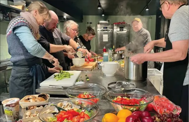  ?? ?? Der snittes, hakkes, steges og koges i køkkenet, hvor overskudsm­aden forvandles til en buffet.
Foto: Anne Frank Henriksen