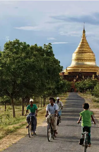  ?? (PHILIPPE ROY/AURIMAGES) ?? La pagode de Damayazika, avec son stupa doré, est érigée sur le site de Bagan.