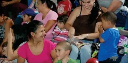  ?? CORTESÍA VICTOR PHILLPIS ?? Con esas caras de felicidad, doña Viviana se dice pagada.