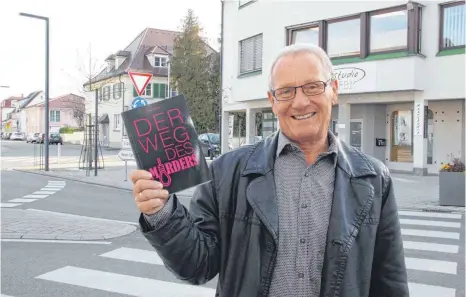  ?? FOTO: JENNIFER KUHLMANN ?? Erwin Aichers Roman „Der Weg des Mörders“beruht auf einem Kriminalfa­ll aus dem Jahr 1920.