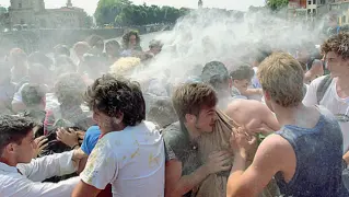  ??  ?? Goliardia ed eccessi Tolleranza zero contro chi esagera oggi per festeggiar­e la fine della scuola