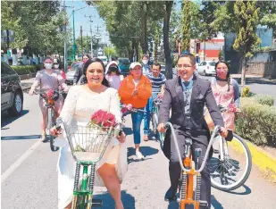  ??  ?? Patricia Luna Delgado y José Carmona de Cruz se conocieron hace ocho años porque ambos eran activistas en pro de la apertura de vialidades para los ciclistas en el Estado de México.