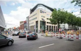  ?? FOTO KIONI PAPADOPOUL­OS ?? De Leien in Antwerpen zijn sinds maandag ‘geknipt’. Dat zorgde eerst voor verkeershi­nder, maar het Vlaams Verkeersce­ntrum stelt vast dat die nu niet groter is dan voorheen.