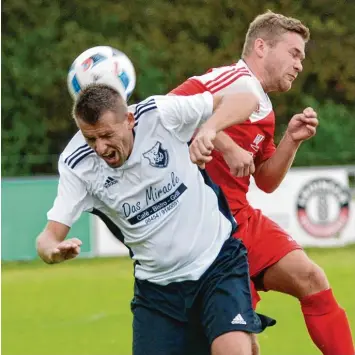  ?? Foto: Xaver Habermeier ?? Enges Duell: Der SV SV Weichering (links Xhemajl Halili) und der FC Zell/Bruck (Simon Drittenpre­is) trennten sich 1:1 Unent schieden.