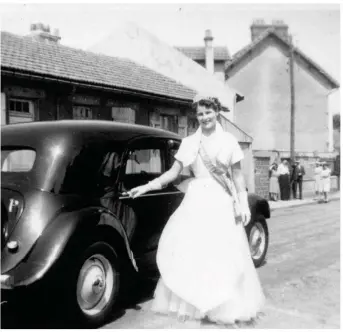  ??  ?? Image extraite du film : la voiture du patron vient chercher chez elle la « muse de la filature », Thérèse Fricotté, Reine de Mantes 1951.