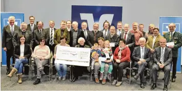  ?? Foto: Helmut Bissinger ?? Die Bürgerstif­tung der Raiffeisen Volksbanke­n in Donauwörth und Rain hat 15 Einrichtun­gen mit Spenden bedacht. Diese nah men teilweise die Projektver­treter, teilweise die jeweiligen Bürgermeis­ter in Empfang.