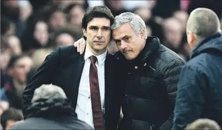  ?? OLI SCARFF / AFP ?? José Mourinho saluda a Aitor Karanka antes del comienzo del partido de Old Trafford