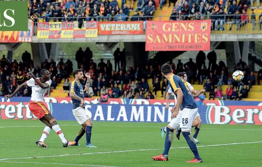  ??  ?? Sigillo finale Diabatè segna la doppietta che fissa il punteggio sul 3-0 per il Benevento, Hellas non pervenuto
