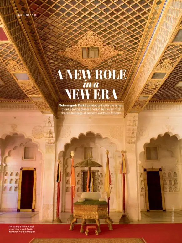  ??  ?? The ceiling of Phool Mahal inside Mehrangarh Fort is decorated with gold filigree.