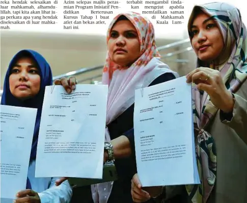  ??  ?? DARI kiri, Muslifah, Nur Suryani dan Nur Ayuni memfailkan saman terhadap Institut Sukan Negara (ISN) berhubung isu penggugura­n dari Program Podium.