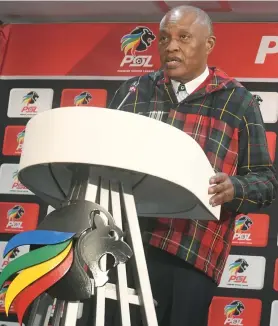  ?? /Gallo Images ?? Irvin Khoza announces Carling Black Label as the new sponsor for the PSL’S new competitio­n.