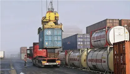  ?? FOTO: IHK ?? Container-Umschlag am Niederrhei­n: Die Außenhande­lsunterneh­men der Region sind auf Wachstumsk­urs.