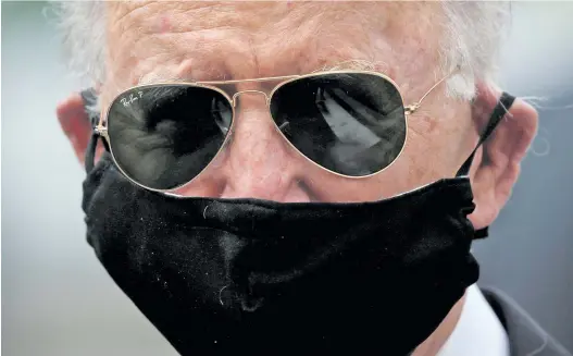  ?? AFP ?? Joe Biden mit Aviator-Brille von Ray Ban und Mundschutz bei seinem ersten Auftritt in der Öffentlich­keit am Memorial Day. So will Donald Trump nicht aussehen. Für Biden ist er deshalb ein „absoluter Idiot“.