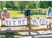  ?? FOTO: REICHWEIN ?? Protest auf Abstand: Sandra Punge, Diana Finkele und Barbara Folkerts (v.l.) wollen, dass der Streichelz­oo bestehen bleibt. Am Donnerstag lagen Unterschri­ftenlisten aus.