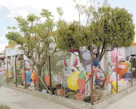  ?? ?? l La familia Corella González adorna los años su casa con motivos de Pascua, que incluye conejos inflables y de peluche, huevos de todos tamaños, que llaman la atención de quienes pasan por Quintana Roo y 12 de Octubre de la colonia San Benito.