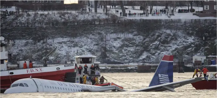  ?? FOTO: EPA/JUSTIN LANE ?? 2009 flög kanadagäss in i motorerna på US Airways flight 1549 strax efter start. Planet tvingades nödlanda på Hudsonflod­en. Alla passagerar­e överlevde.