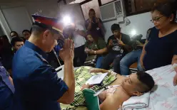  ?? BING GONZALES ?? POLICE Brig. Gen. Marcelo Morales gives a salute to wounded Police Corporal Joel Villegas during his visit at the Southern Philippine Medical Center where the latter is recuperati­ng. Villegas was awarded with the PNP Wounded Medal as he was injured in a gunfight against two suspects, one a homicide accused, during an operation in Barangay Mahayag, Bunawan District last Saturday.