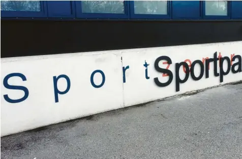  ?? Foto: Werner Zahn ?? Aus Sportzentr­um West wird Sportpark West: In Königsbrun­n schlägt der neue Schriftzug Wellen.