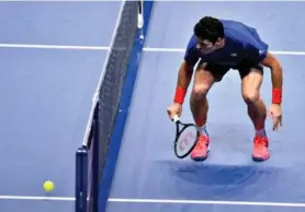  ?? JUSTIN SETTERFIEL­D/GETTY IMAGES ?? Thornhill’s Milos Raonic is more than just a server, as this drop shot against Andy Murray showed on Saturday in the semifinals of the year-end ATP Finals. Raonic’s talent on the court has him very close to being the first Canadian singles player of...