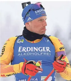  ?? FOTO: SVEN HOPPE/DPA ?? Frustriert, ernüchtert, ratlos: Erik Lesser beim Biathlon-Sprint von Pokljuka mit einer Symbol-Mimik fürs deutsche Abschneide­n.