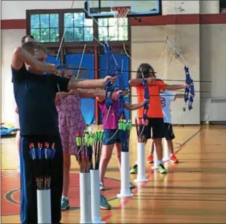  ?? JOHN BREWER — ONEIDA DAILY DISPATCH ?? Oneida area youngsters take aim during an introducto­ry archery course offered by Oneida Parks and Recreation introducto­ry course at the Armory.