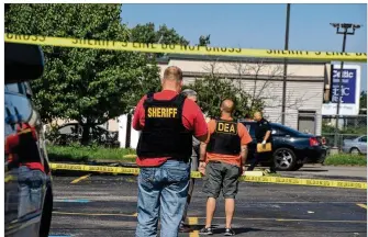 ?? CONTRIBUTE­D ?? Law enforcemen­t officers from several jurisdicti­ons were called to JJ’s Fish and Chicken in Harrison Twp. on Wednesday morning to investigat­e a shooting.