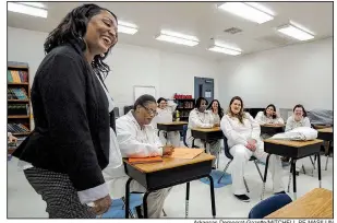  ?? Arkansas Democrat-Gazette/MITCHELL PE MASILUN ?? Angela Crutchfiel­d, a coordinato­r and instructor for the Second Chance Pell Experiment­al Sites Initiative program, jokes with her students in class at the Department of Correction’s Wrightsvil­le Unit on Wednesday.