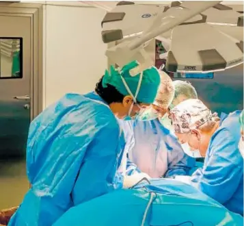  ?? ?? Cirujanos y enfermeros de la Unidad de Traumatolo­gía durante una intervenci­ón oncoló