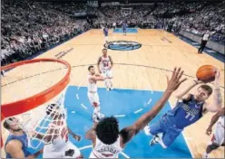  ??  ?? IMPACTO. Doncic lanza a canasta. El base hizo un gran partido.