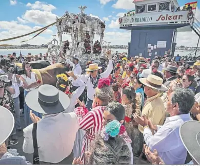  ?? MIGUEL ÁNGEL GONZÁLEZ ?? Un momento del embarque del Rocío del pasado año en Bajo de Guía.