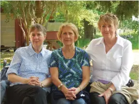  ?? CONTRIBUTE­D PHOTO ?? Anita Barratt, right with her sisters, Emily, left, and Regina, middle.