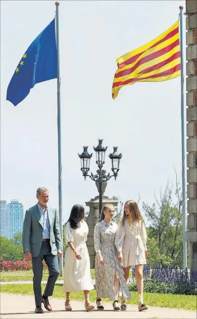  ?? G3 ?? La Familia Real pasea por los jardines del palacete Albéniz, su residencia en Cataluña.