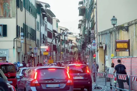  ??  ?? In attesa dell’ora X Porta Romana, davanti alla porta telematica in piazza della Calza. Mancano pochi minuti alle 20, orario di termine della Ztl. Già intorno alle 19,30, le auto dei noni autorizzat­i si «prenotano» per entrare nella zona blu