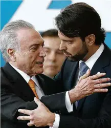  ??  ?? O presidente Michel Temer dá posse a Alexandre Baldy