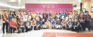  ??  ?? CEMERLANG: Pasukan Sarawak Energy bergambar kenangan dengan semua empat anugerah yang diterima di CMEA di Kuching.