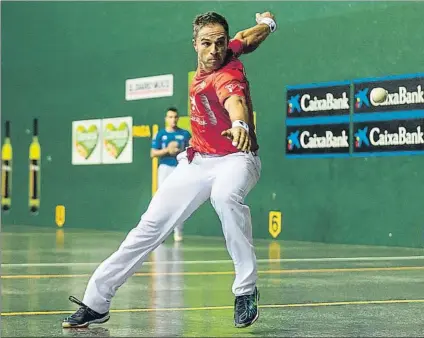  ?? FOTO: LUIS MARI UNCITI ?? En plena forma Aimar Olaizola golpea una pelota durante la final del Donostia Hiria, torneo que se adjucicó junto a Albisu